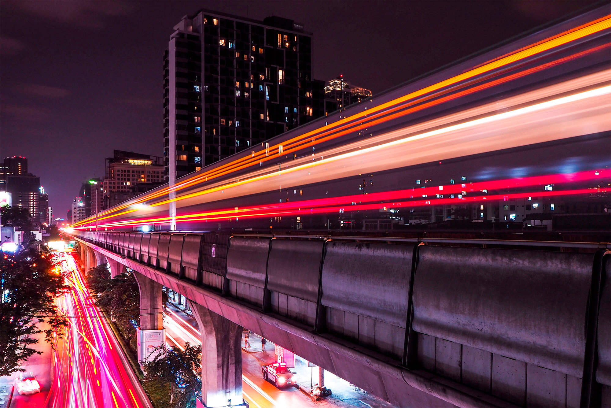 Equipe da Chameleon Components trabalhando